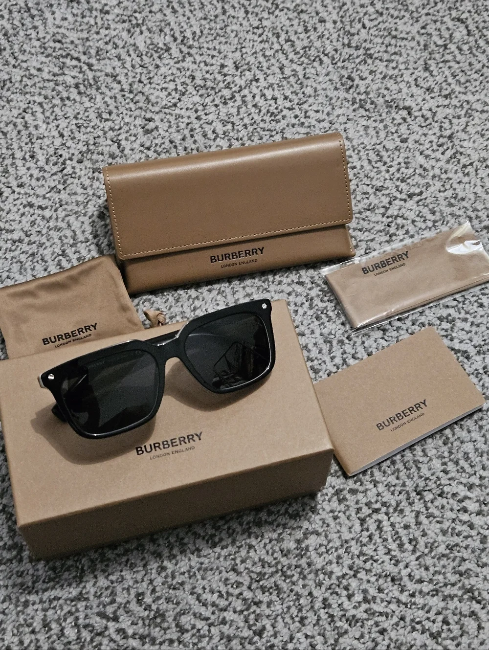 🔔: NWT: Burberry Black Sunglasses - Picture 5 of 9